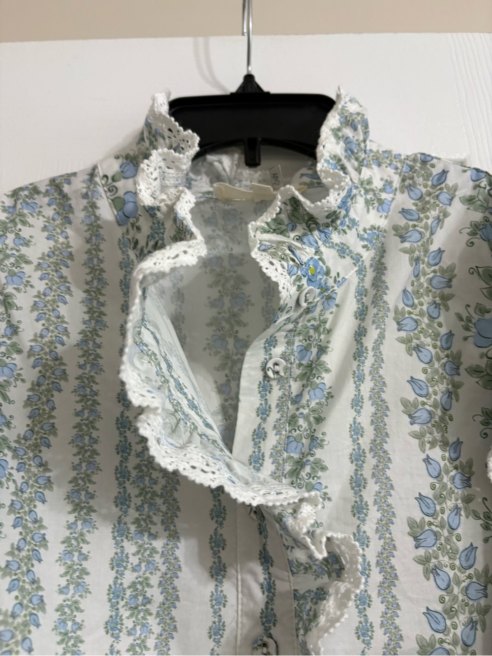 Entro White Floral Ruffle Neck Blouse with Blue and Green Floral Print Women - Picture 5 of 7